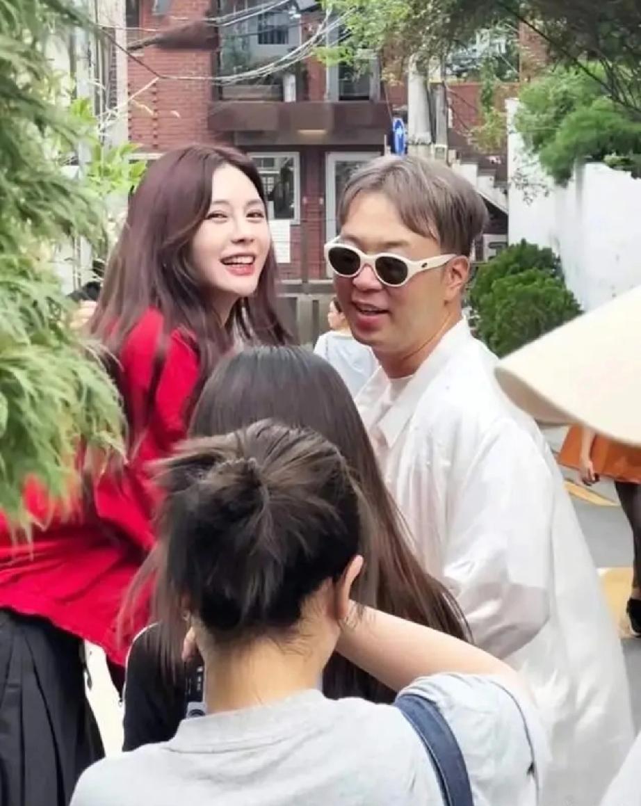 这是杜海涛和沈梦辰吗？怎么一个像大学生一个像老头啊？不过祝愿他们幸福快乐沈梦辰