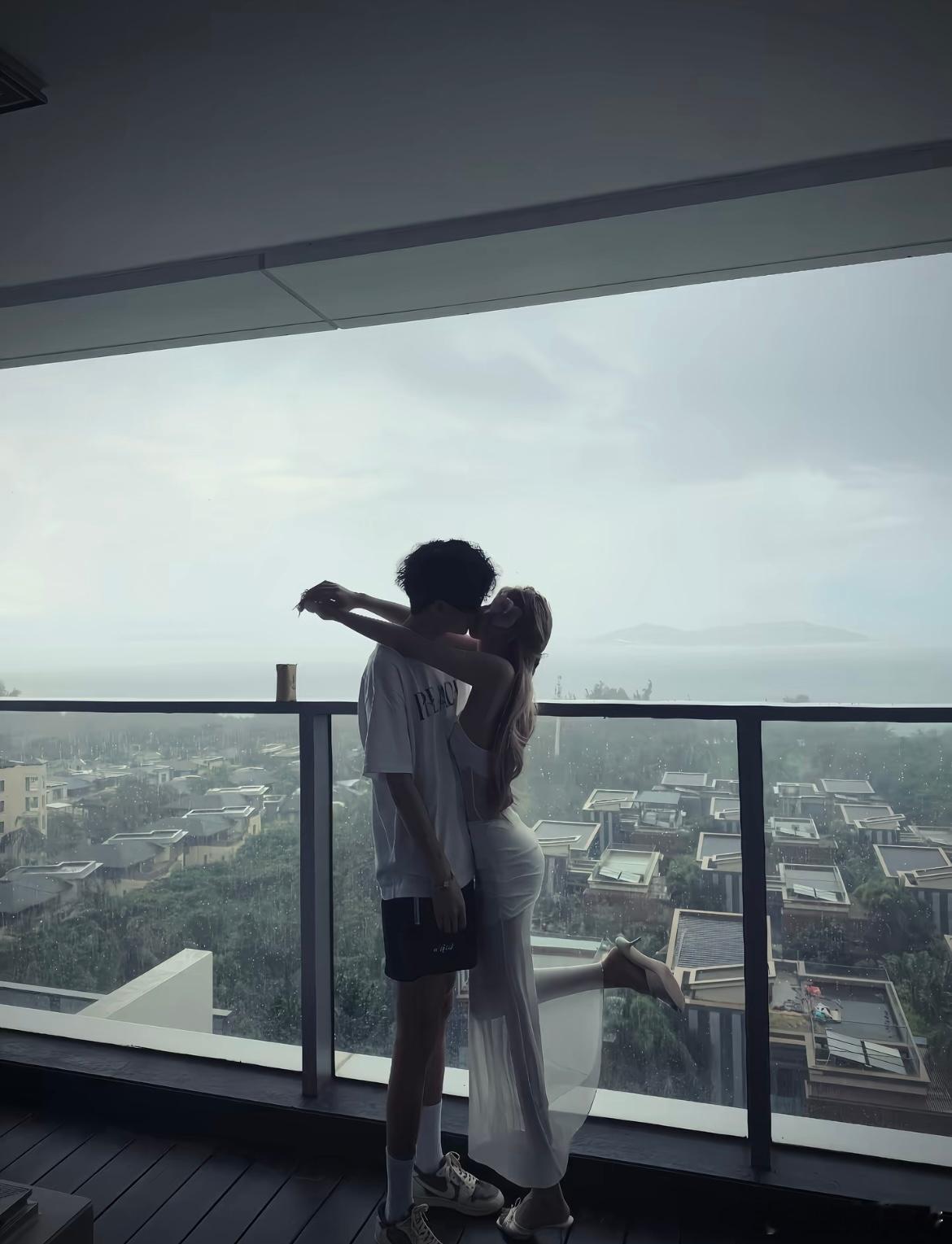 即使外面倾盆大雨我们也要紧紧相拥 ​​​