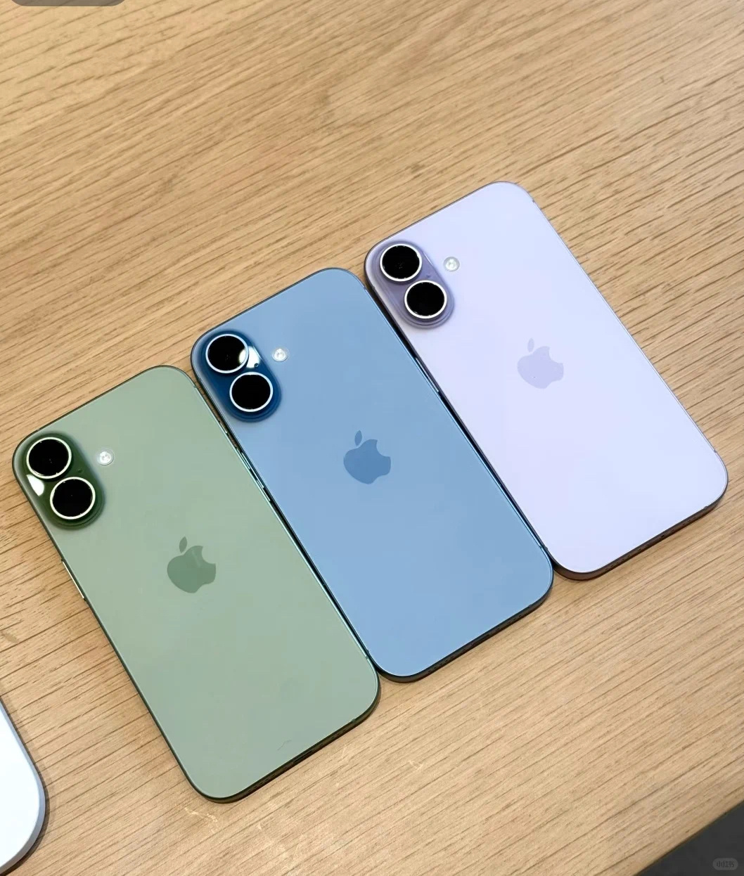 我看有朋友还在纠结iPhone17选什么配色好[笑cry]我的建议是除了黑白都可