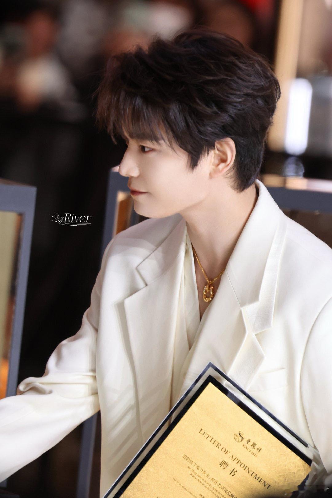 丁禹兮韩推 追中男送金子 哇塞！丁禹兮在韩推凭借送黄金宠粉狠狠出圈啦！白西装的他