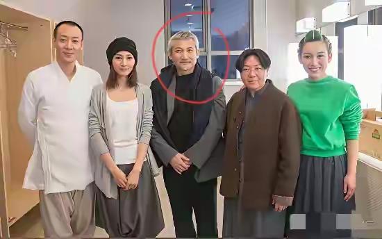 最中间这位白头发爷爷是谁？
他是导演，又是演员，可谓是全能型人才
如今人家已经7