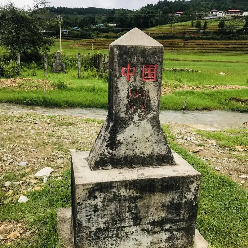 跨越中缅边境的减贫之路，是一条充满希望的发展通途。在云南德宏州瑞丽沿边产业园，像