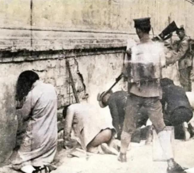 1937年的南京，凛冬刺骨，寒风裹着血腥味弥漫全城。

那一年，谢桂英才13岁，