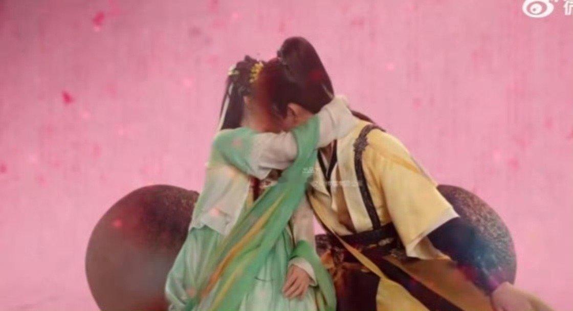 永夜星河终于亲了  《永夜星河》大结局片尾妙妙和慕声终于亲上了，这也太甜了吧[爱