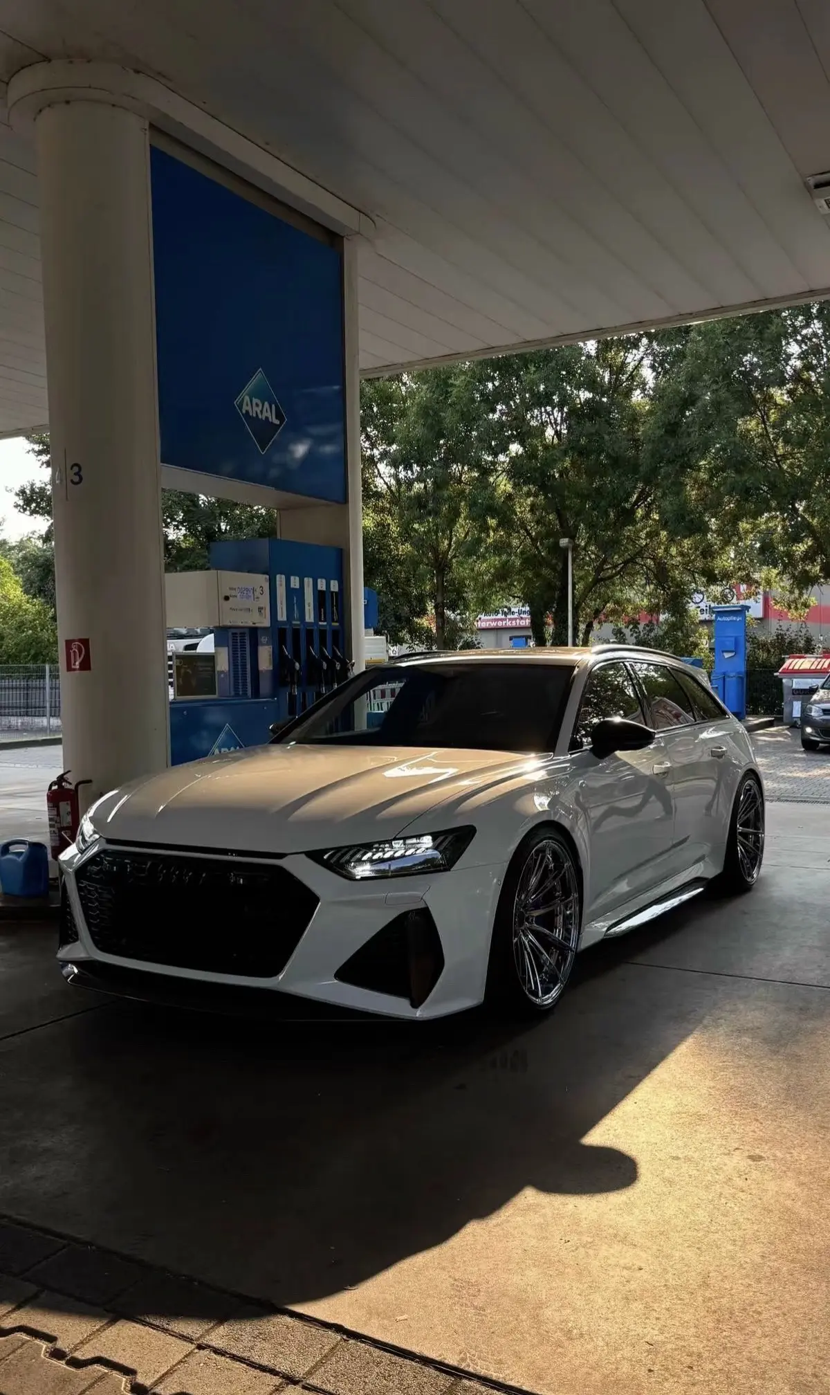 “表面温文尔雅，v8心脏极其狂暴”🏎️。