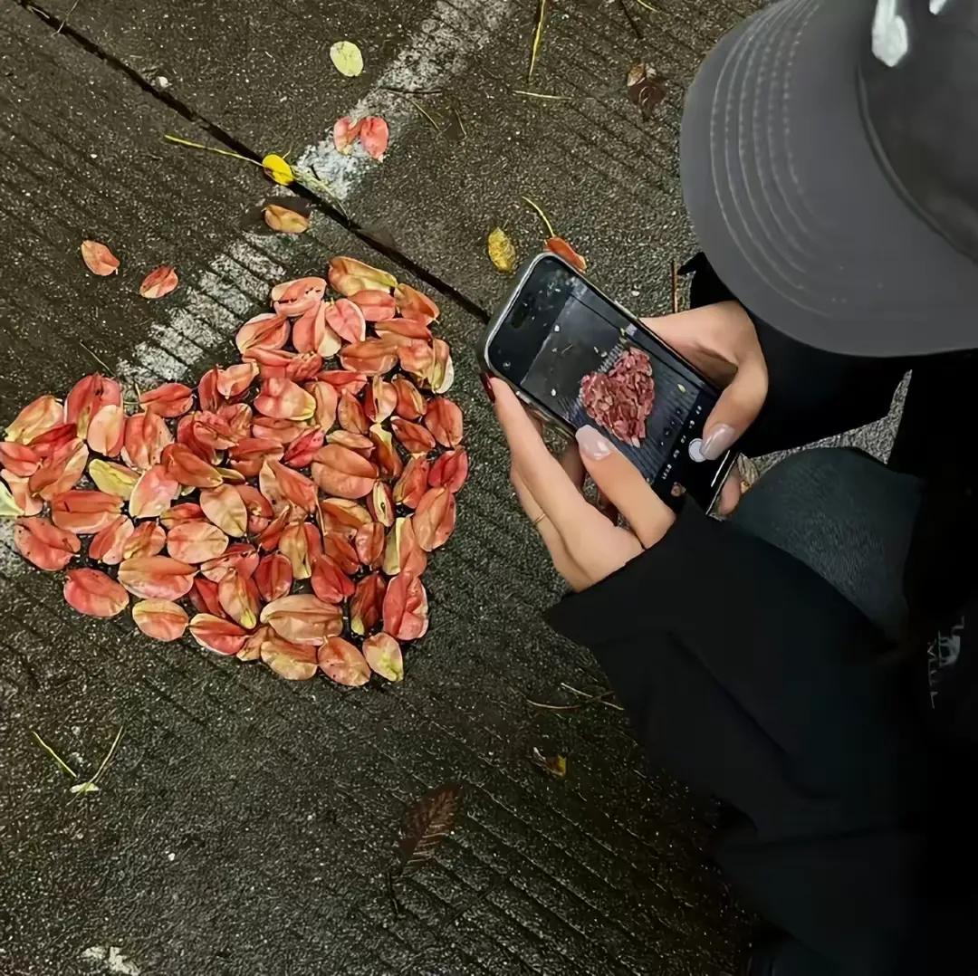 真正能让一个人感动的，从来不是耳边的情话和昂贵的礼物，而是下意识里的惦记和心疼，