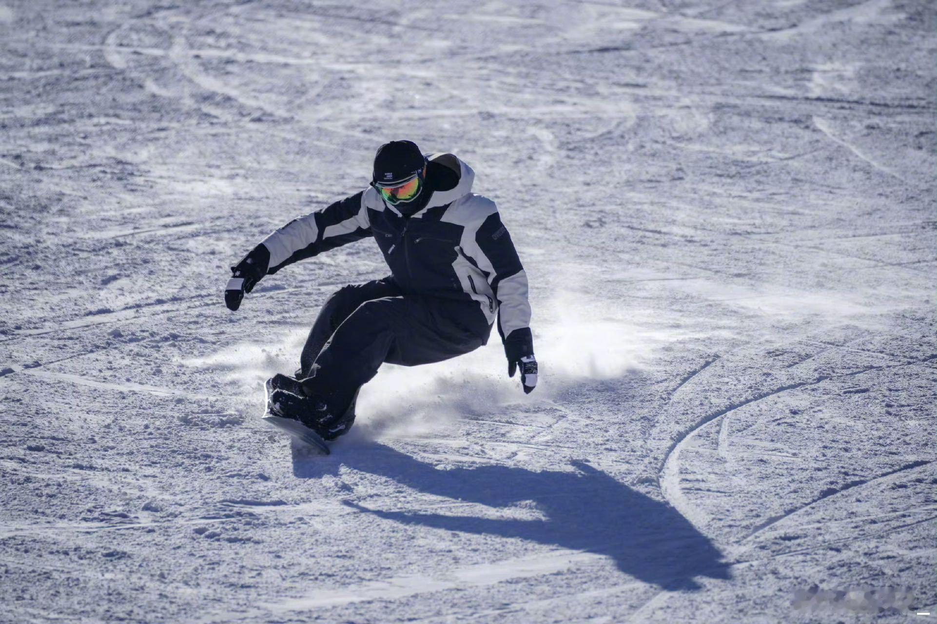 谢霆锋新雪季开板了 雪场显眼包非谢霆锋莫属啦😜 开板视频里单板双板切换自如，动
