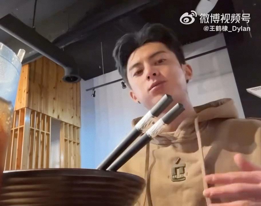 吃饱了摸肚肚真的好可爱王鹤棣 ​​​