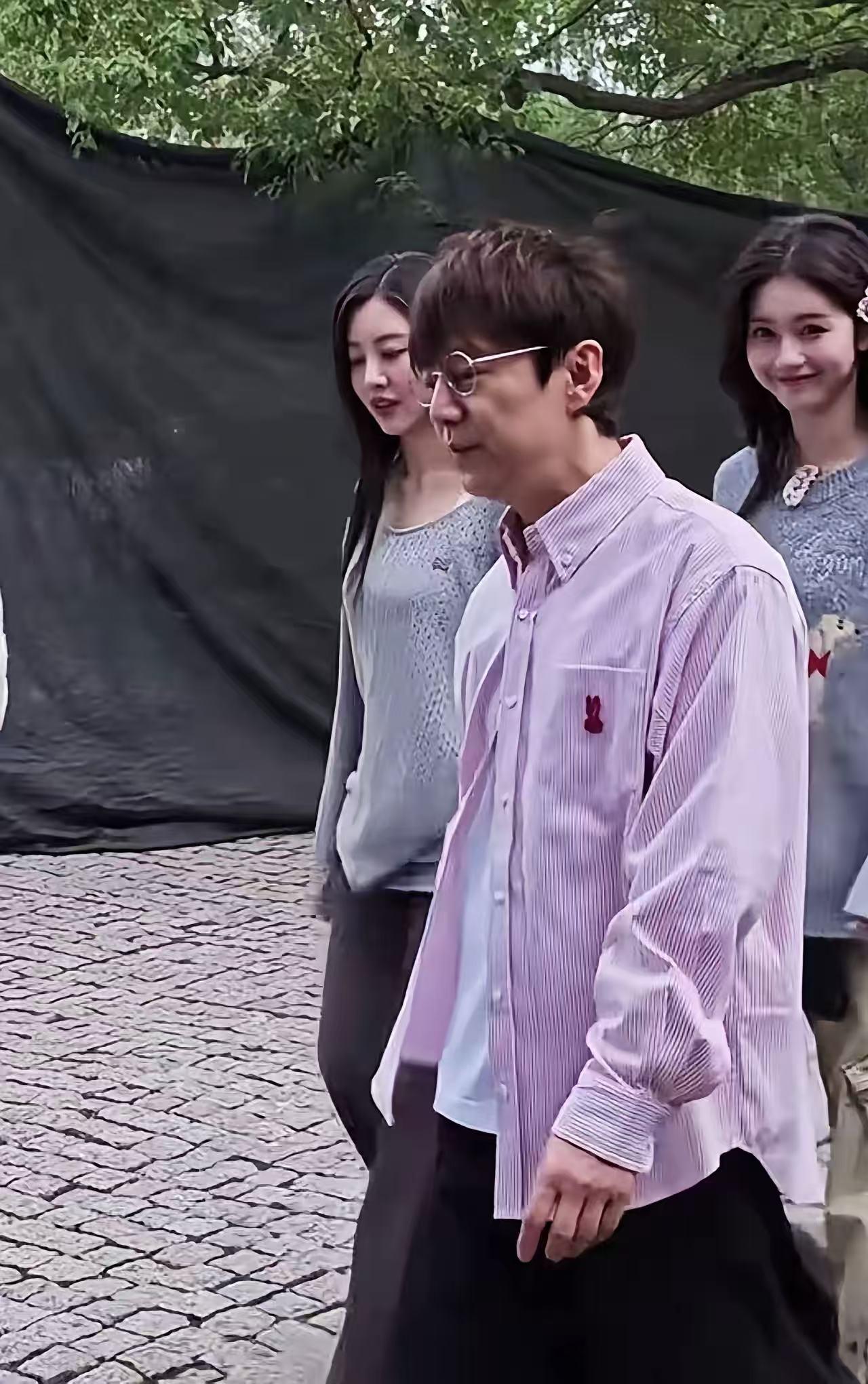 天呐，！
他怎么老成这样了？
这位才华横溢，
英俊潇洒，
口齿伶俐，
控场能力强