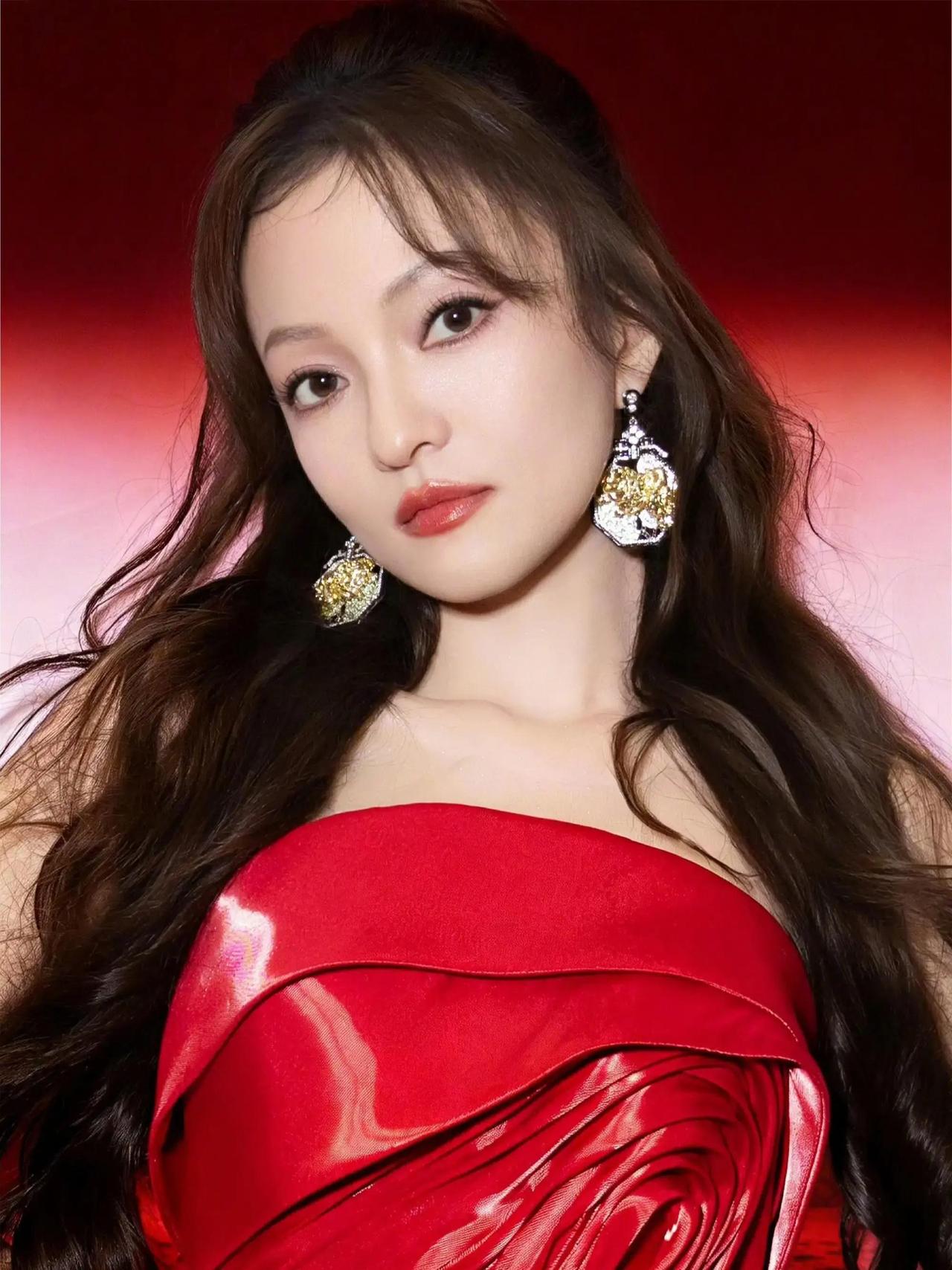 张韶涵这些年一直没闲着，43岁了还在到处开演唱会，2025年直接推出“觅光”世界