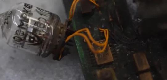 乌克兰媒体公布了一些榛树导弹的残骸。让西方惊愕的是，居然里面有大量的晶体管。
看