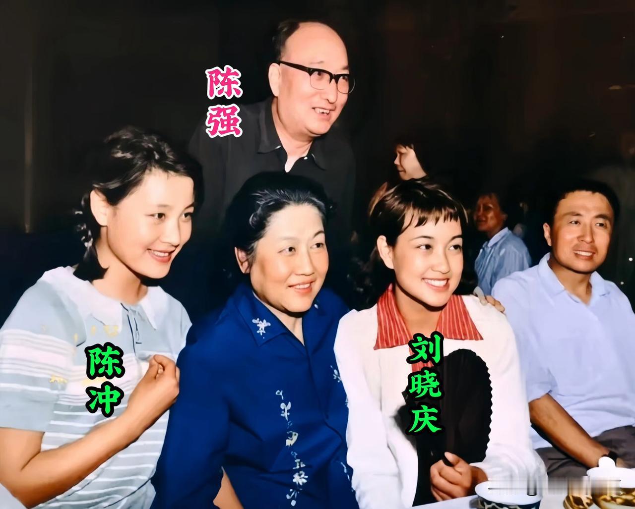 这张珍贵的照片里，只认出年轻时的陈强、陈冲、刘晓庆。
剩下两位没认出来，你清楚是