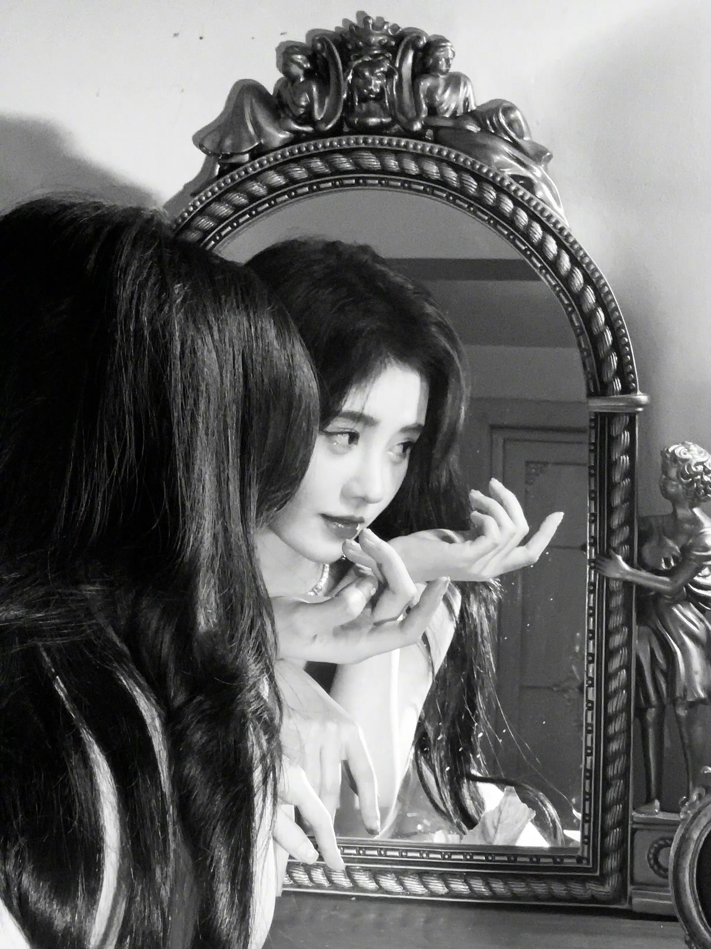 黑白滤镜真女人。🖤 