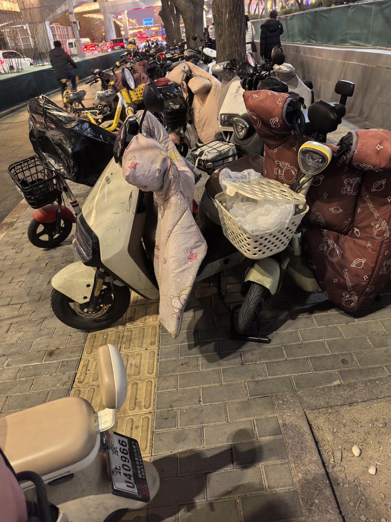 那些故意占盲道的人没有人管吗？修了跟没修一样，都被各种占了。自行车电动车还是需要