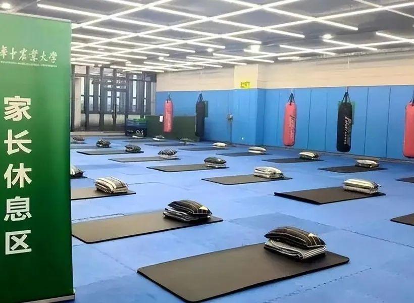 读大学的时候，父母是怎么送你去学校的？

今天看到一篇文章：“华中农大为家长提供