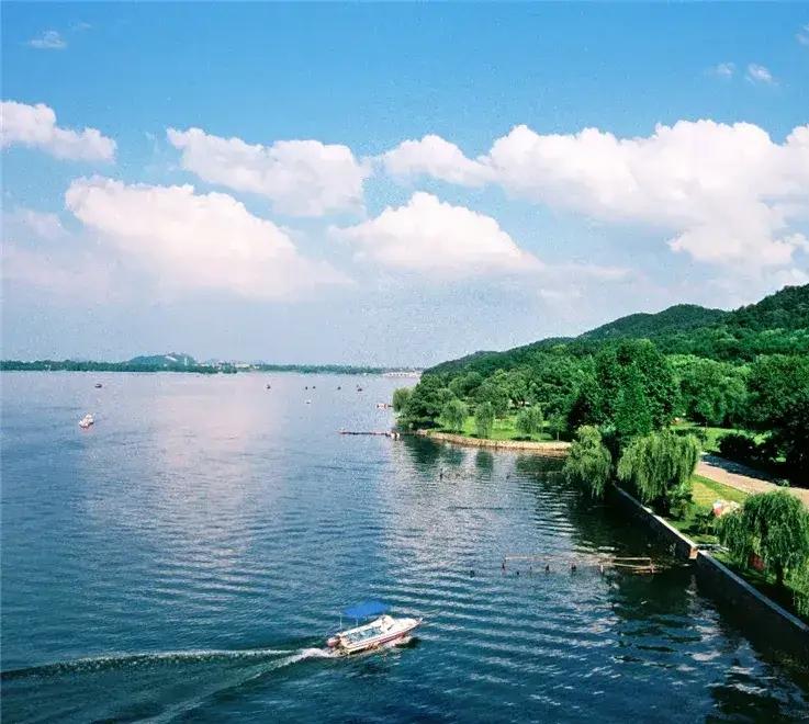 上联的场景太有雅兴了，北方的雪景是南方小伙伴们人人都心生向往的，不是南方小土豆，