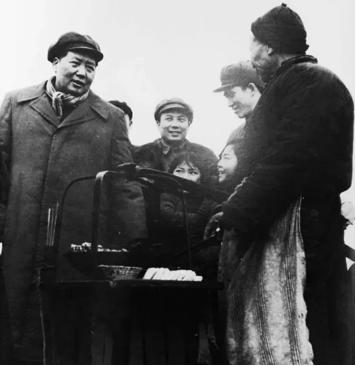 [浮云]1957年，毛主席视察武汉，得知王盛荣只是建筑局里的一个副处长时，勃然大