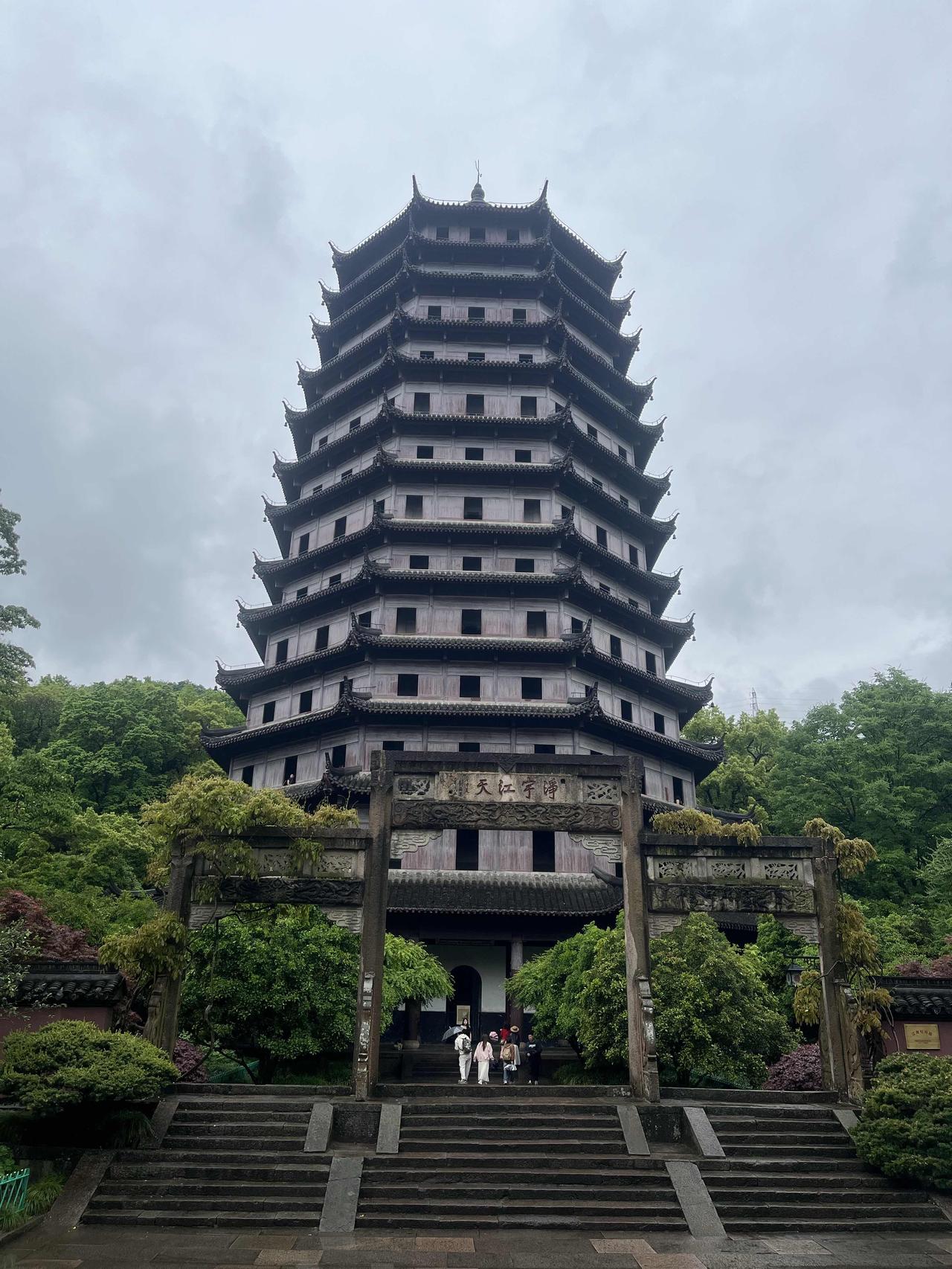 久违了杭州市六和塔[作揖]与二十多年前的六和塔外观相比，塔是旧了[捂脸]不过，登