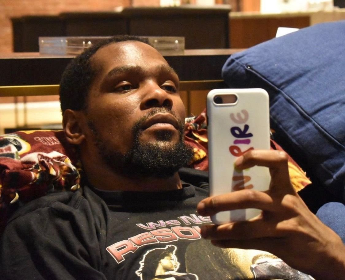 键来！杜兰特在网上继续与网友互动。网友：我不黑KD但我想不通——都快是亿万富翁的