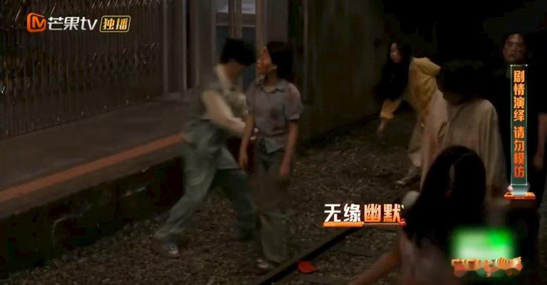 杨幂[超话]杨幂柔韧性完美救场密室大逃脱 密逃E星人动作任务太有难度？还好有救场
