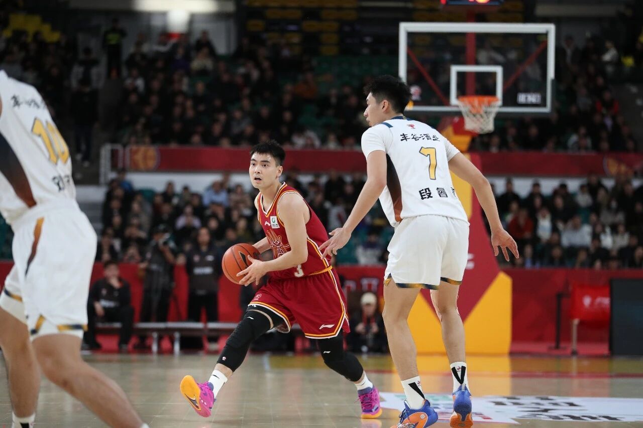 这赛季另一个进步显著的球员是山西男篮的贾明儒，他本赛季至今场均14.6分2.6篮