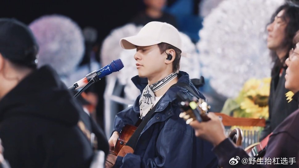 张杰评价张凌赫送的花篮张杰评价张凌赫送的花篮是最炸眼的，用心程度像是歌迷应援，两