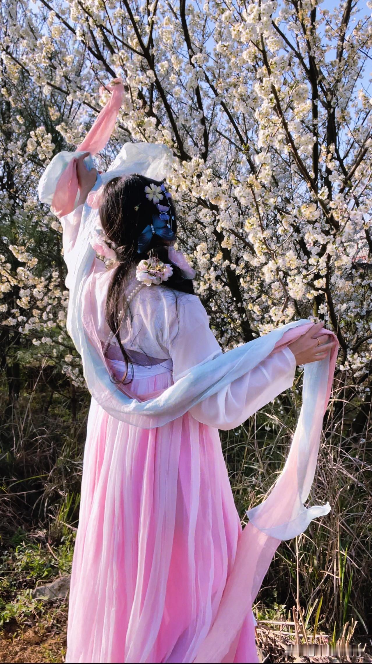 上周鼓起勇气穿汉服上班，出发前怕被指指点点，特意选了素色襦裙配平底鞋，结果一路惊