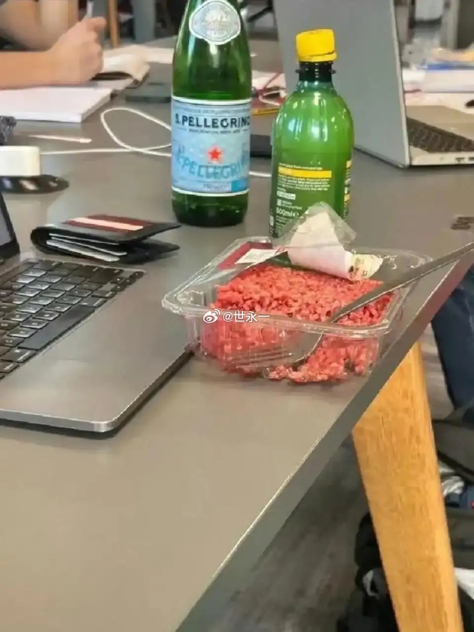 这老外真的也太猛了吧，直接生吃吗 