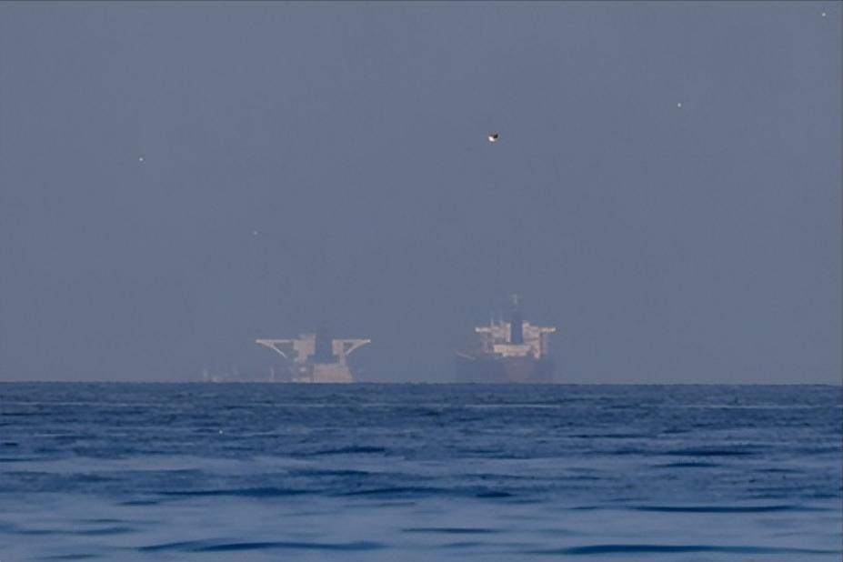 伊朗硬气封海峡，中国的船也过不了？刚刚有消息称，两条中国的船试图穿过海峡，不成功