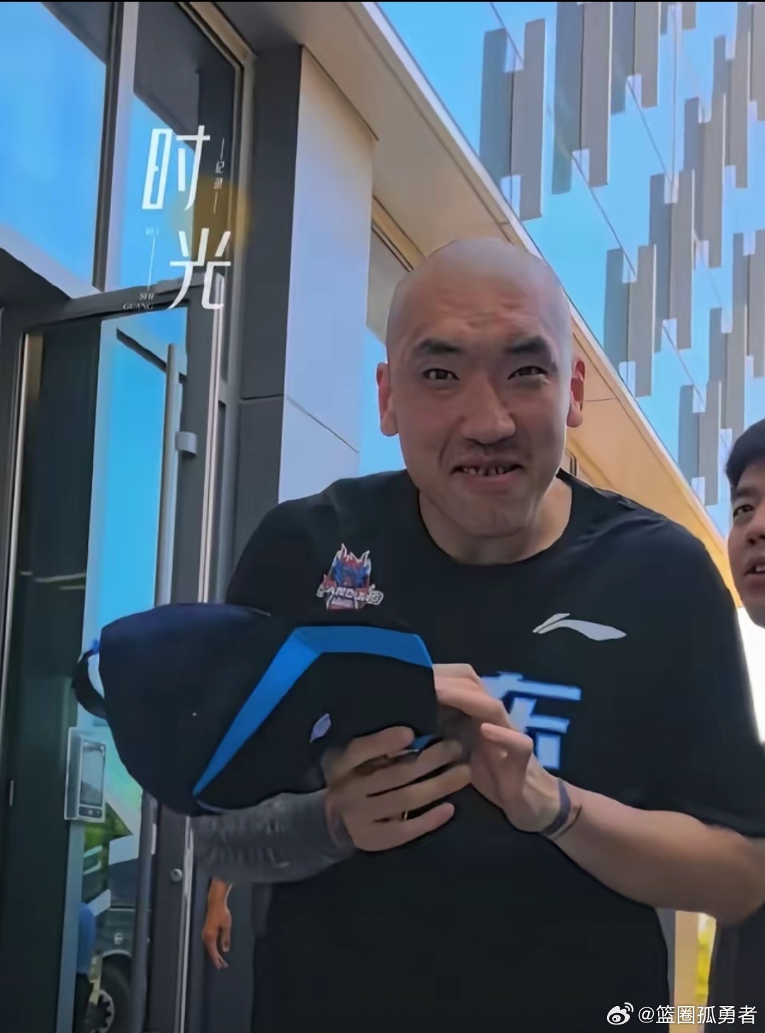 陶汉林理发的这光头，够凉快了的哈。转眼之间，这位也是老将了，有这老将还能在球队打