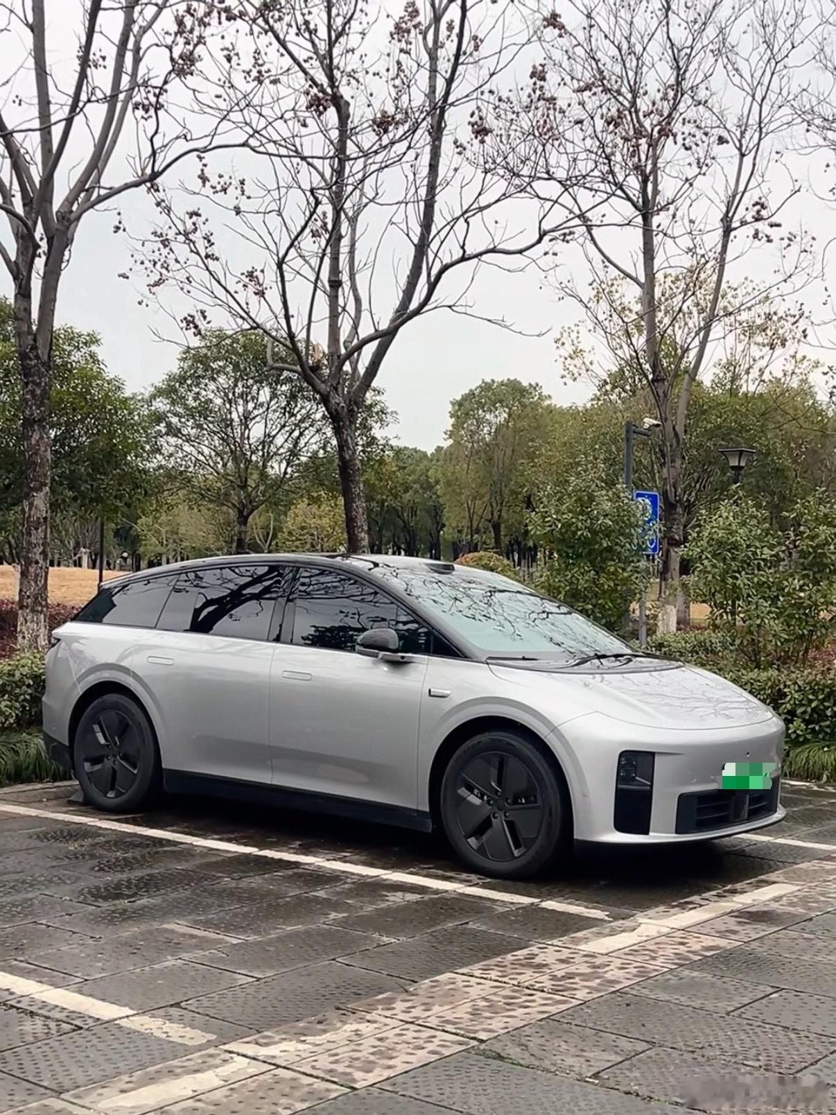 理想i6第10万辆量产车正式下线说一万遍理想i6开在路上的辨识度是真的高，更不要