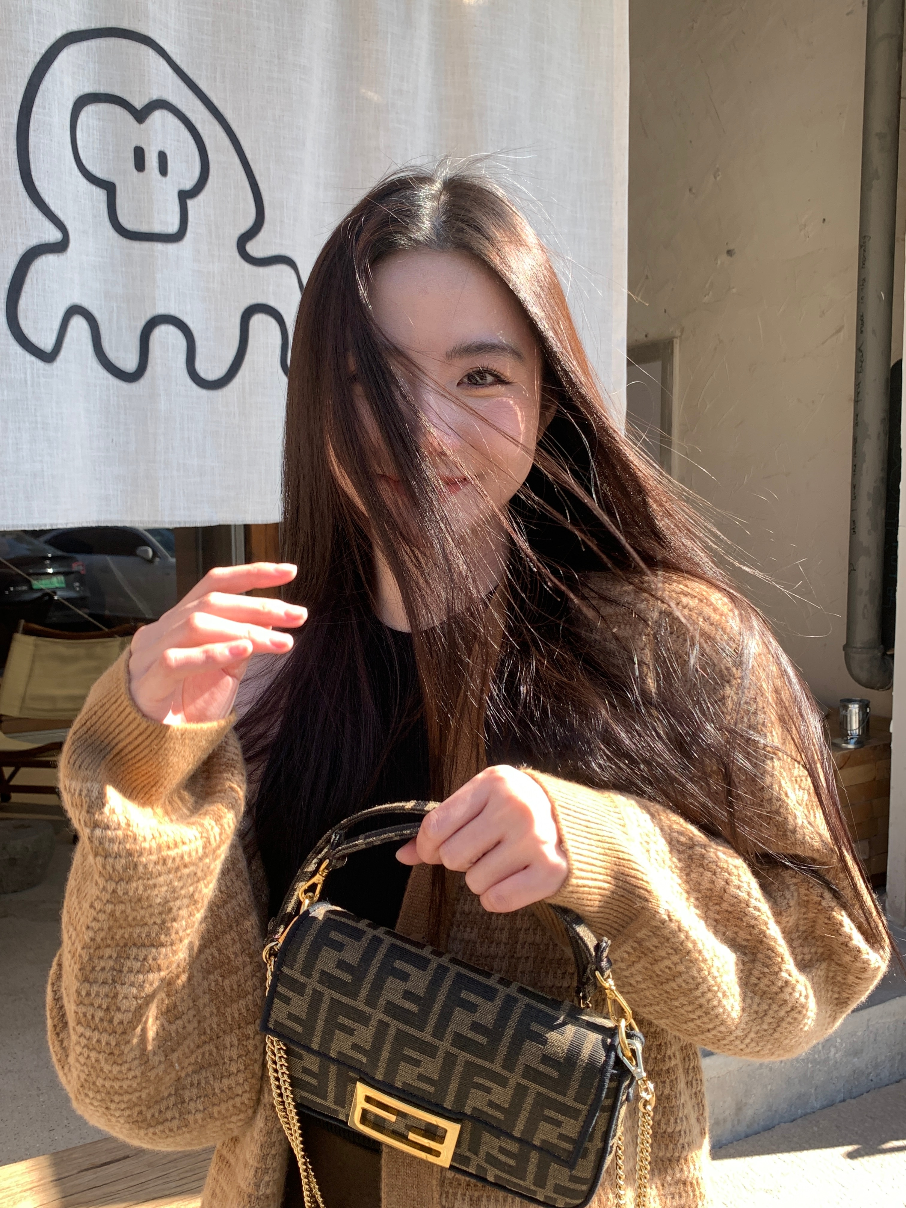 别看妆很完美。。。。我那天真的卡粉卡成狗了 。。。。。就不应该用其他遮瑕[泪]所