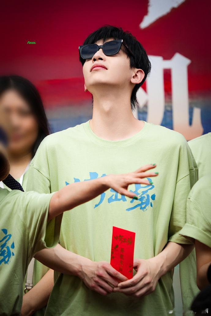 辛云来可塑性 辛云来在小芳出嫁里的村草造型太绝了，长发配文青气质让人眼前一亮，再