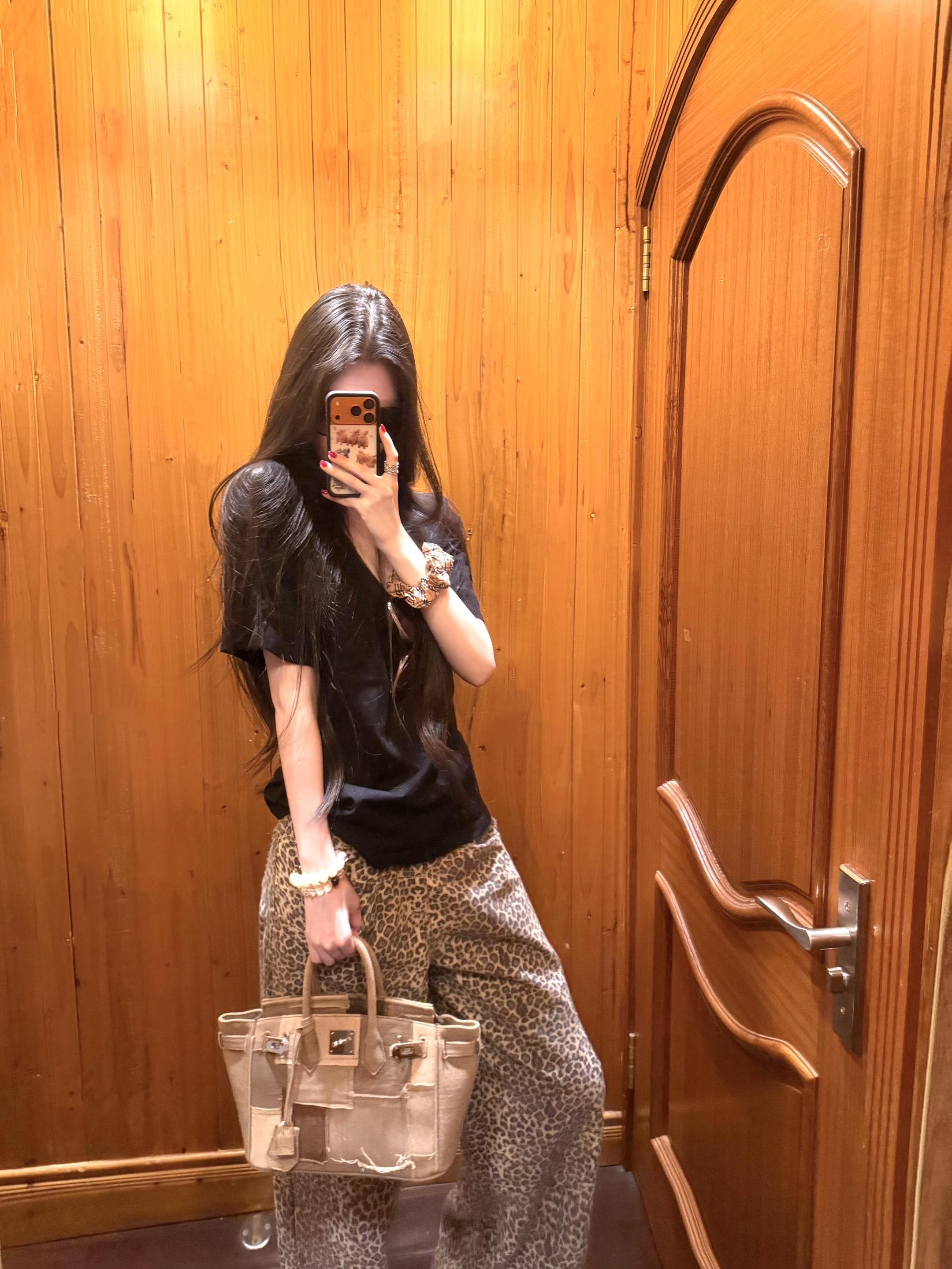 今日份黑色上衣搭配豹纹裤～