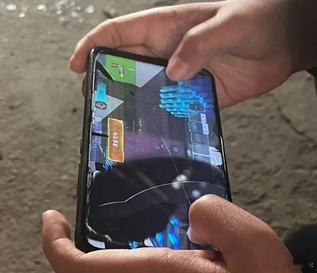 手机坏成这样还能发消息那还是没有看过小孩哥的手机，一半的屏幕坏了还能盲打游戏！