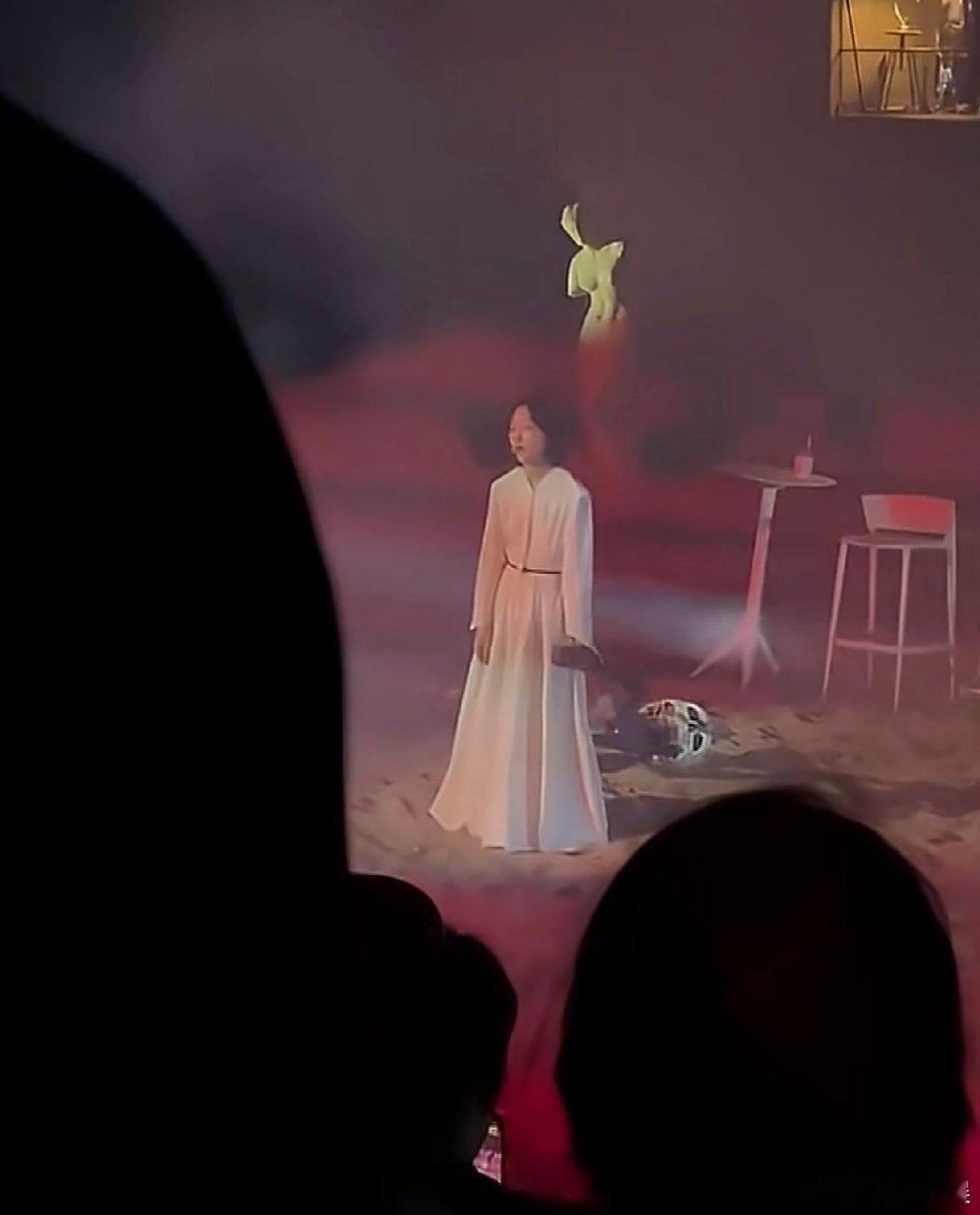周冬雨昨天晚上的话剧最新表演 周冬雨话剧最新表演 周冬雨昨天晚上的话剧最新表演，
