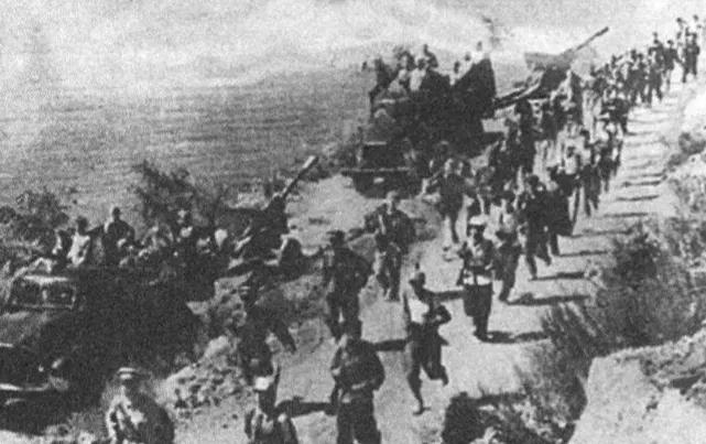 1950年4月26日，贵州普定县。百余名解放军，被5000土匪死死围住。匪首李名