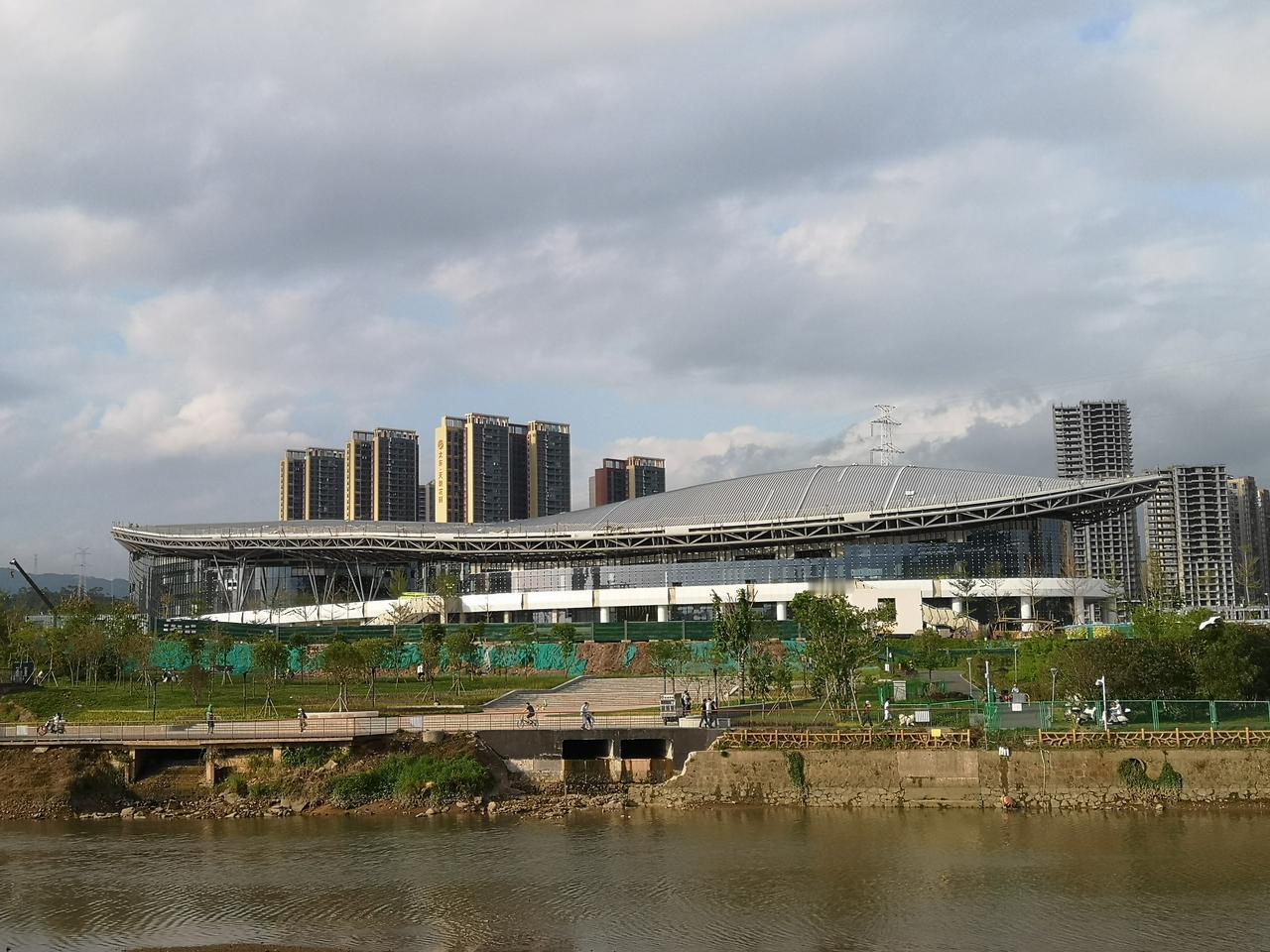 大家知道大亚湾新的篮球馆和游泳馆长啥样吗？
大亚湾新的篮球馆和游泳馆外形已经基本