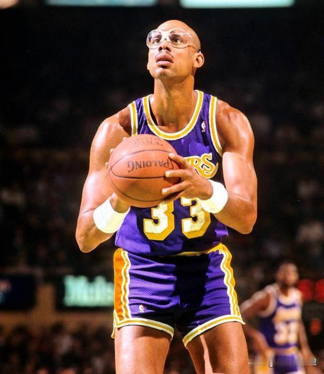 NBA历史低位单打最强十大球星！你们还能想到谁？
 
1.奥拉朱旺
 
2冠、1