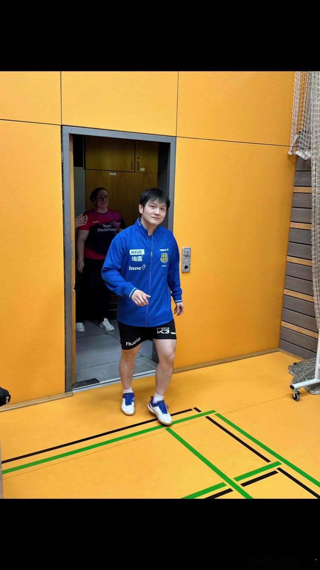原来赛场上的实力王者，场下竟有如此可爱的一面：🏓 赢球后那抹笑意太动人，嘴角轻