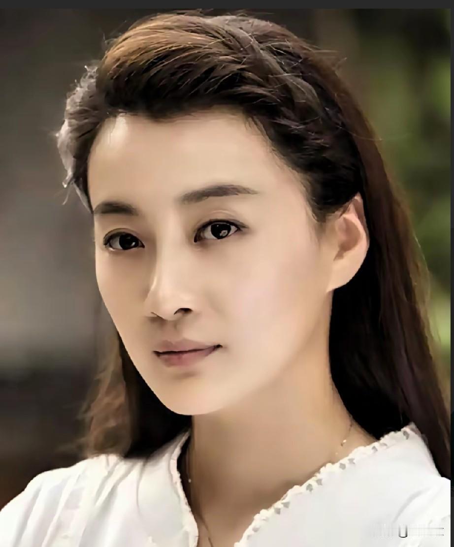 徐梵溪真的是那种美到骨子里的演员。就说她在《芈月传》里演的芈茵吧，把那个心狠手辣