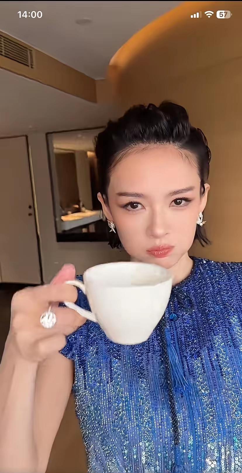 章子怡越来越幼态十足了！对着镜头嘟嘴卖萌，眼睛迷离，端着水杯可爱的面容，反差风拉