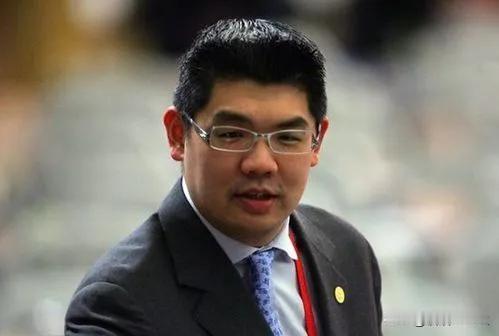 郑丽文任党主席不易，尤其是朱立伦派系似为仇敌，另立党中央的野心未达成，反过来利用