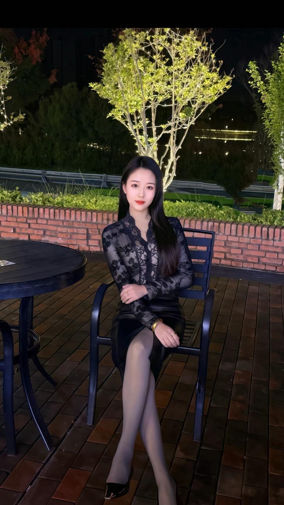 快乐从不嫌你落魄，也从不会打烊，只要你肯推开门。今晚，请为自己留一盏灯。