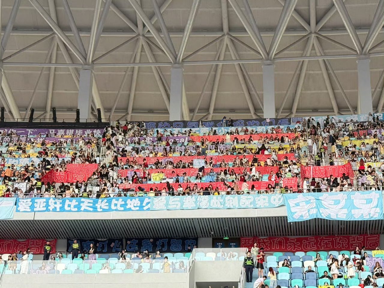 被严浩翔粉丝灯牌浪漫到了严浩翔时团演唱会day4台下灯牌一览稀奇女神带着盛大红彤