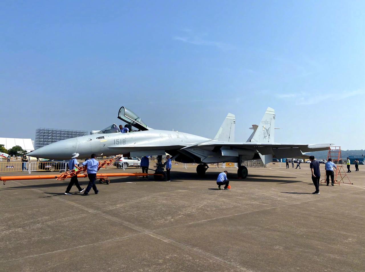 【震撼登场！中国舰载战机的“隐形之王”——歼15的背后故事，令人热血沸腾！】
