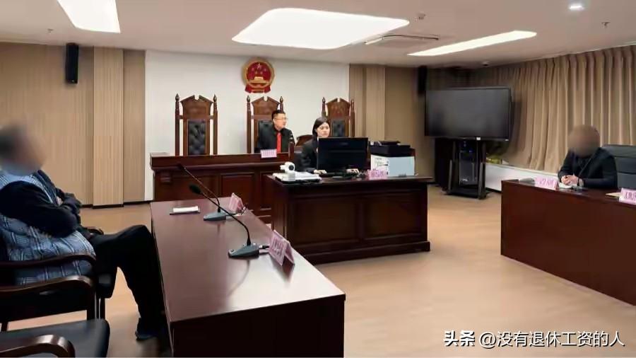 明明已经离婚好久，前婆婆的墓碑上，还刻着儿媳妇XXX的名字。

这事隔在谁身上都