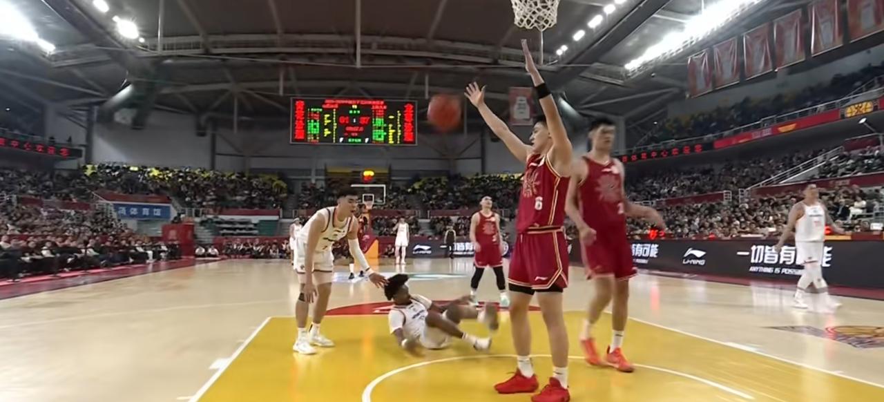 3月25日晚的这场CBA比赛，上海队以112：80大胜山西队，豪取11连胜，太猛