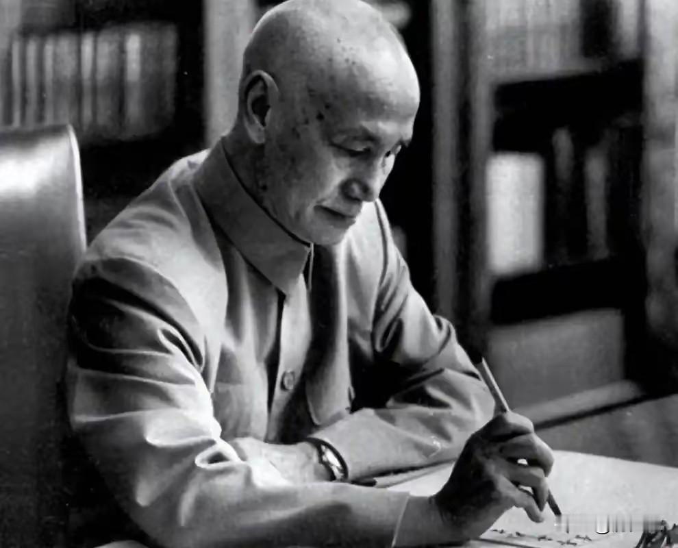 十三年从未间断！蒋介石晚年最深情的执念：无人知晓的独处祭拜，藏着半生师徒情
 