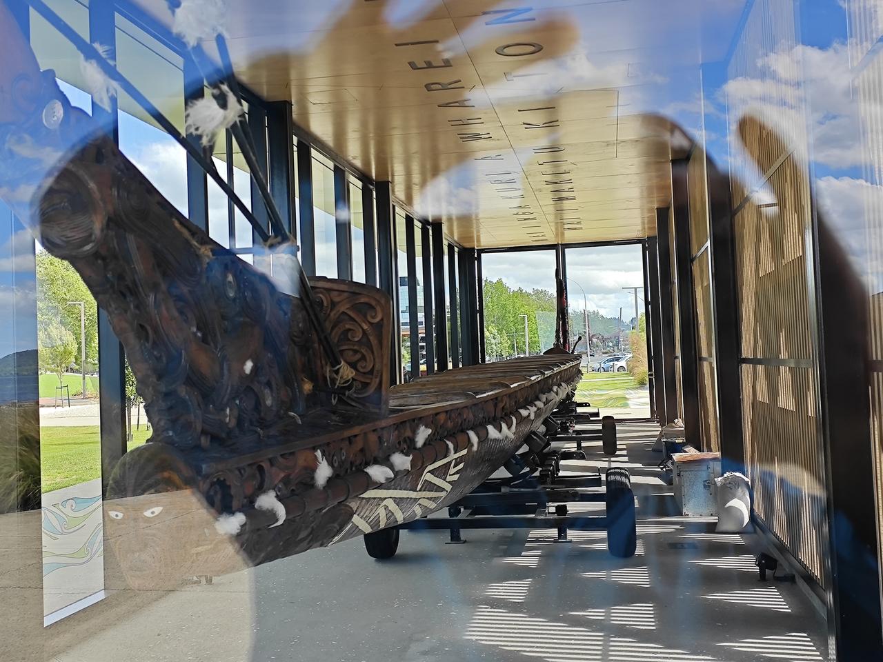 战争独木舟

罗托鲁瓦的城市公园里，陈列着一艘巨大的“战争独木舟”，三面玻璃封闭